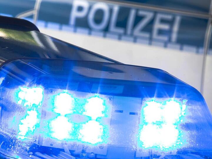 Ein Blaulicht auf dem Dach eines Polizeiwagens. Foto: Friso Gentsch/dpa