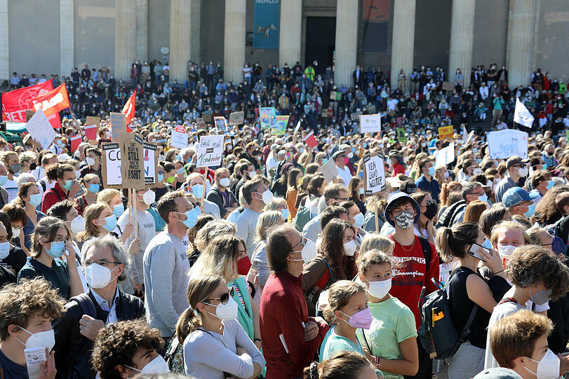 Allein in München kamen nach Angaben der Polizei etwa 12.000 Menschen zu der Protestaktion.