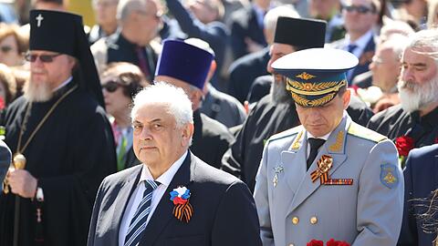 Sergei Jurjewitsch Netschajew (l), Botschafter der Russischen Föderation in der Bundesrepublik Deutschland, nimmt an einer Gedenkveranstaltung am Sowjetischen Ehrenmal im Tiergarten teil.