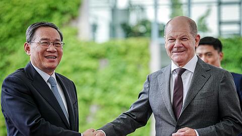Bundeskanzler Olaf Scholz (r) empfängt den chinesischen Ministerpräsidenten Li Qiang vor dem Bundeskanzleramt.