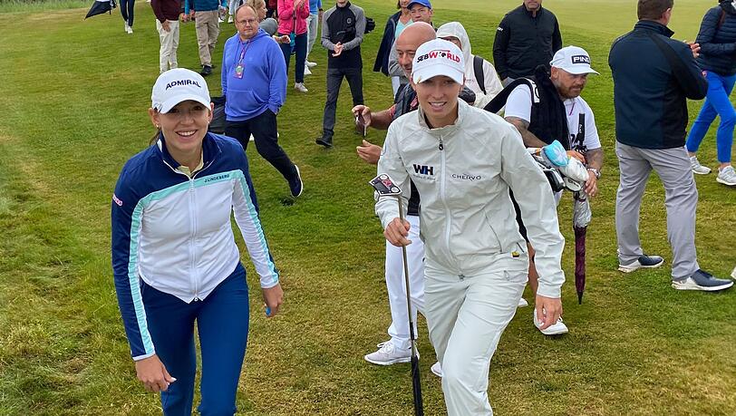 Die Österreicherin Emma Spitz (l) und die Deutsche Alexandra Försterling auf dem Weg zum 12. Abschlag.