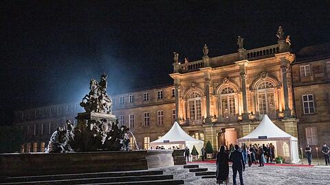 Vom Festspielhaus geht es für die prominenten Gäste ins Neue Schloss Bayreuth.