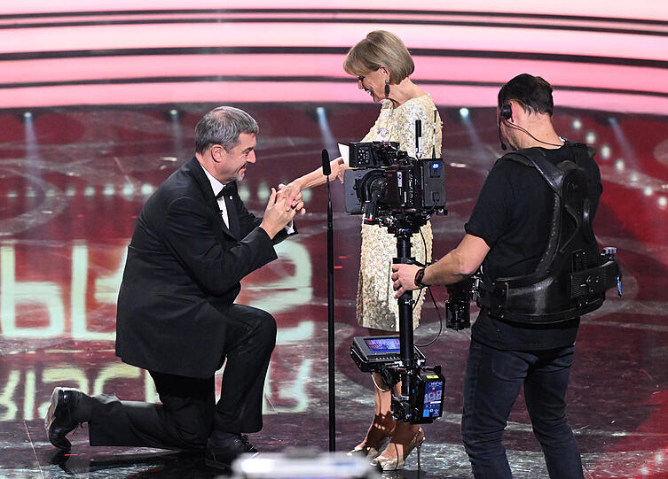 Im Rahmen des 46. Bayerischen Filmpreises verleiht Markus Söder den "Preis des Ministerpräsidenten" an die Schauspielerin Uschi Glas – und geht dabei vor ihr auf die Knie.