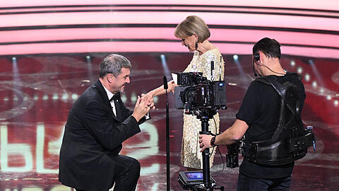 Im Rahmen des 46. Bayerischen Filmpreises verleiht Markus Söder den "Preis des Ministerpräsidenten" an die Schauspielerin Uschi Glas – und geht dabei vor ihr auf die Knie.