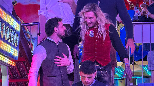 Die beiden Promi-Männer scheinen ihren ausgelassenen Ausflug auf die Wiesn genossen zu haben. Die beiden Promi-Männer scheinen ihren ausgelassenen Ausflug auf die Wiesn genossen zu haben.
