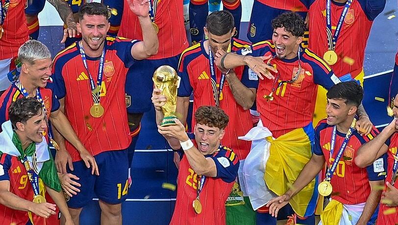 Da ist der Pokal: Die Spanier jubeln nach 2010 über einen erneuten WM-Sieg. Da ist der Pokal: Die Spanier jubeln nach 2010 über einen erneuten WM-Sieg.