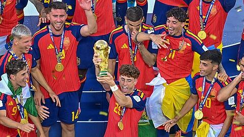 Da ist der Pokal: Die Spanier jubeln nach 2010 &uuml;ber einen erneuten WM-Sieg.