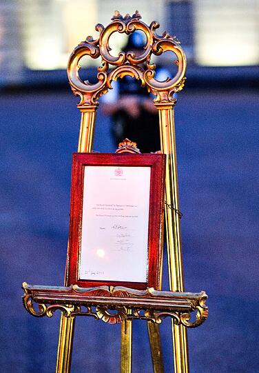 Am 22. Juli ist es soweit. Auf der goldenen Staffelei vor dem Buckingham Palace wird die frohe Botschaft verkündet.