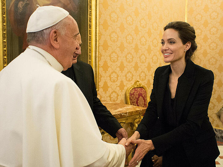 Herzlicher Händedruck: Angelina Jolie traf Papst Franziskus im Vatikan