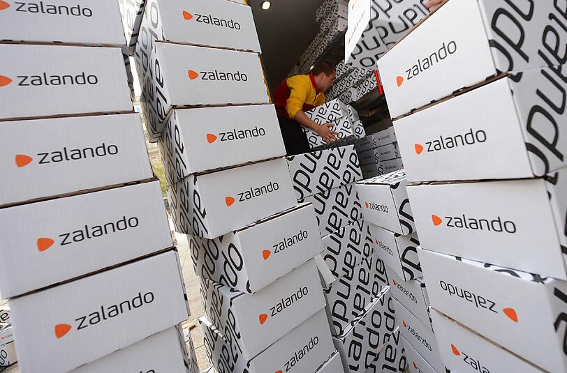 Zalando-Päckchen: Der Online-Modehändler gehört zu den drei Großen im deutschen Online-Handel. Foto: Arne Dedert/Archiv