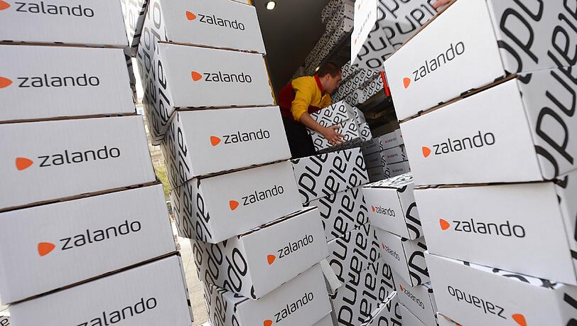 Zalando-Päckchen: Der Online-Modehändler gehört zu den drei Großen im deutschen Online-Handel. Foto: Arne Dedert/Archiv Zalando-Päckchen: Der Online-Modehändler gehört zu den drei Großen im deutschen Online-Handel. Foto: Arne Dedert/Archiv