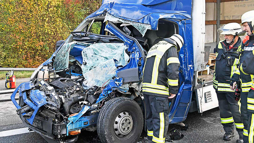 Ein Kleintransporter krachte auf der A99 in Höhe Haar in einen Sattelzug. Mehrere Feuerwehren, Rettungsdienste und ein Rettungshubschrauber waren im Einsatz. Die A99 war voll gesperrt.