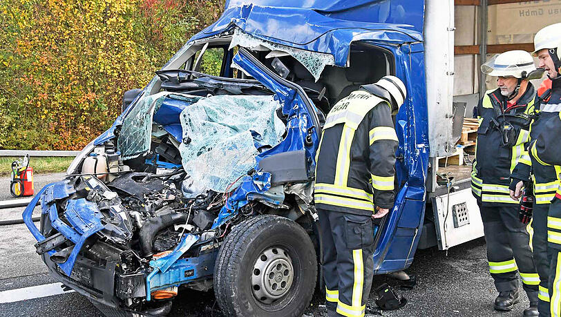 Ein Kleintransporter krachte auf der A99 in Höhe Haar in einen Sattelzug. Mehrere Feuerwehren, Rettungsdienste und ein Rettungshubschrauber waren im Einsatz. Die A99 war voll gesperrt. Ein Kleintransporter krachte auf der A99 in Höhe Haar in einen Sattelzug. Mehrere Feuerwehren, Rettungsdienste und ein Rettungshubschrauber waren im Einsatz. Die A99 war voll gesperrt.