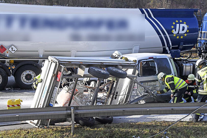 Unfall auf der A99 bei Haar/Vaterstetten: Ein Caddy fuhr auf einen Lkw auf.