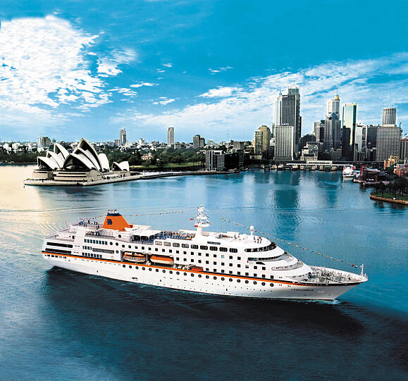 Die MS Columbus vor der Skyline von Sydney