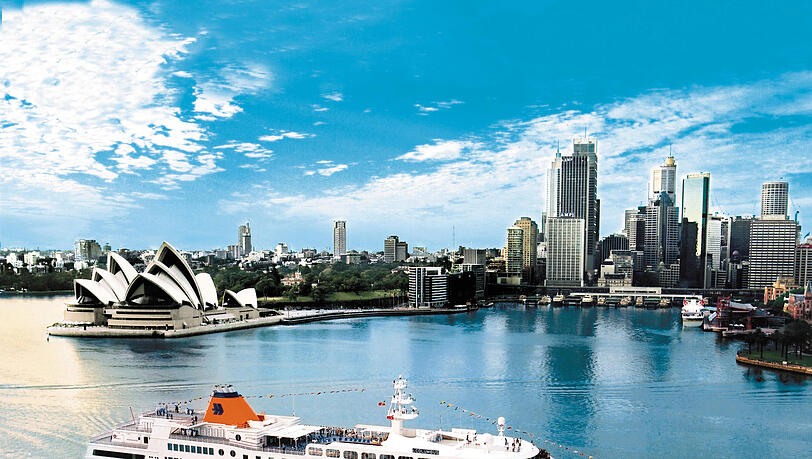 Die MS Columbus vor der Skyline von Sydney Die MS Columbus vor der Skyline von Sydney