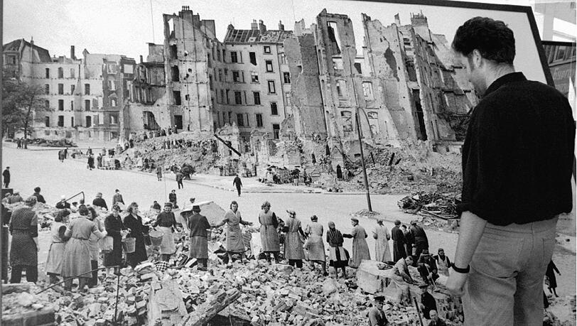 In München schlugen während des zweiten Weltkriegs viele Bomben ein. In München schlugen während des zweiten Weltkriegs viele Bomben ein.