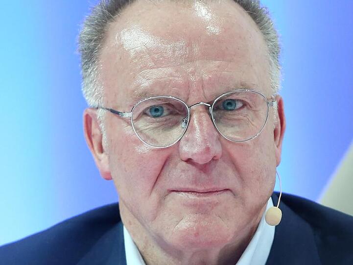 Karl-Heinz Rummenigge, Vorsitzender von Bayern München, im Gespräch. Foto: Roland Weihrauch/Archivbild