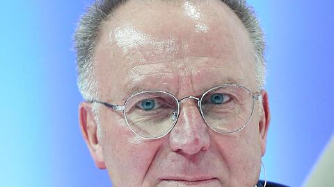 Karl-Heinz Rummenigge, Vorsitzender von Bayern München, im Gespräch. Foto: Roland Weihrauch/Archivbild