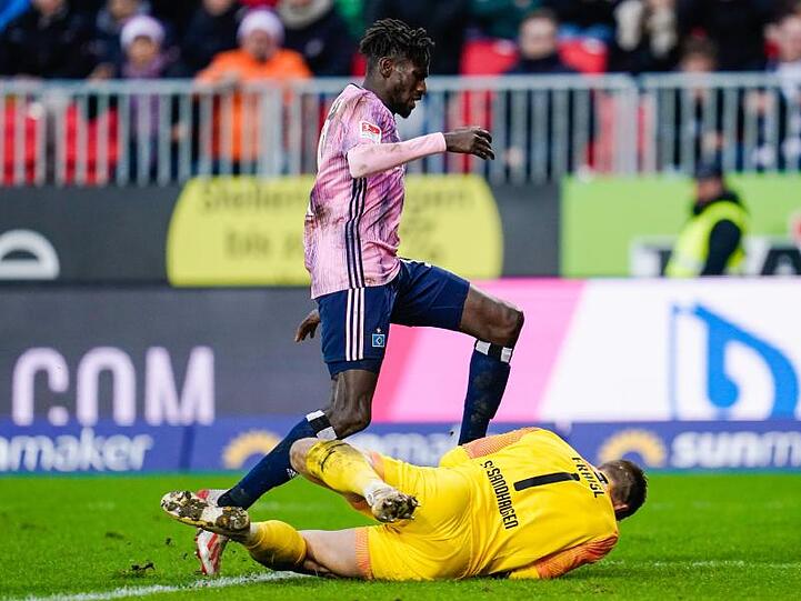 Hamburgs Bakery Jatta scheitert an Sandhausens Torwart Martin Fraisl.