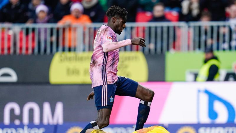 Hamburgs Bakery Jatta scheitert an Sandhausens Torwart Martin Fraisl. Hamburgs Bakery Jatta scheitert an Sandhausens Torwart Martin Fraisl.
