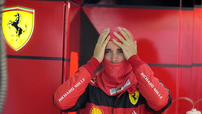 Ferrari-Pilot Charles Leclerc setzt vor Beginn des Freien Trainings seine Sturmhaube auf.