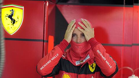 Ferrari-Pilot Charles Leclerc setzt vor Beginn des Freien Trainings seine Sturmhaube auf.