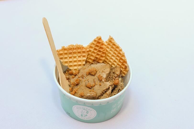 Nocoa mit Waffel und Krokant.