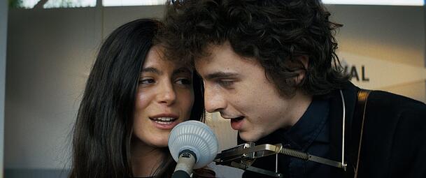 Timothée Chalamet als Bob Dylan und Monica Barbaro als Joan Baez Timothée Chalamet als Bob Dylan und Monica Barbaro als Joan Baez