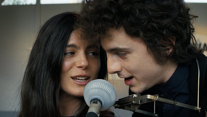 Timothée Chalamet als Bob Dylan und Monica Barbaro als Joan Baez Timothée Chalamet als Bob Dylan und Monica Barbaro als Joan Baez