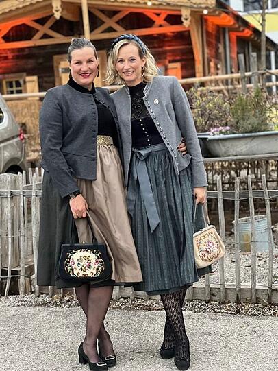 Anja Schmölz (l.) mit Nadin Fischer. Anja Schmölz (l.) mit Nadin Fischer.