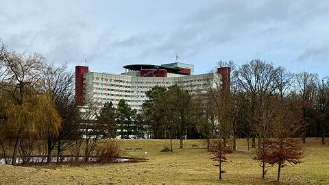 Für den Neubau des Augsburger Universitätsklinikums soll der große Park in der Nachbarschaft weichen. Für den Neubau des Augsburger Universitätsklinikums soll der große Park in der Nachbarschaft weichen.