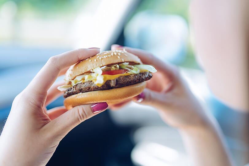 Die Fast-Food-Kette Burger King warb 1998 mit einer Anzeige in der "USA Today" für einen Linkshänder-Burger - mit den gleichen Zutaten, wie beim normalen Whopper, nur um 180 Grad gedreht, damit ihn die Millionen Linkshänder des Landes besser konsumieren könnten. Dass die Anzeige am 1. April erschien, schien vielen Kunden nicht aufzufallen - sie bestellten fleißig den neuen Burger beziehungsweise bestanden auf der Rechtshänder-Version. Die Fast-Food-Kette Burger King warb 1998 mit einer Anzeige in der "USA Today" für einen Linkshänder-Burger - mit den gleichen Zutaten, wie beim normalen Whopper, nur um 180 Grad gedreht, damit ihn die Millionen Linkshänder des Landes besser konsumieren könnten. Dass die Anzeige am 1. April erschien, schien vielen Kunden nicht aufzufallen - sie bestellten fleißig den neuen Burger beziehungsweise bestanden auf der Rechtshänder-Version.