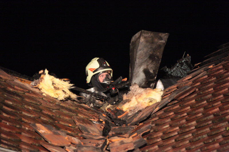 Ein Dachstuhl in Mettenheim steht in Flammen. Die Feuerwehr rückt mitten in der Nacht zum Löschen an. Die Bilder vom Einsatz.