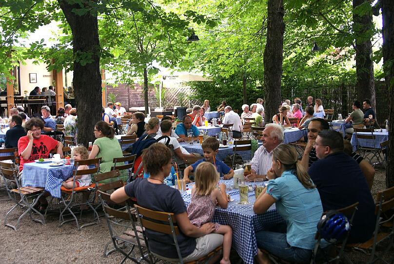 An schönen Tagen füllt sich der Biergarten schnell &ndash; für schlechtere gibt&rsquo;s einen Wintergarten.