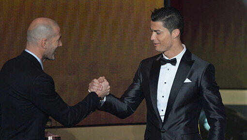 Weltfußballer 2013:
Cristiano Ronaldo (Real Madrid) Weltfußballer 2013:
Cristiano Ronaldo (Real Madrid)