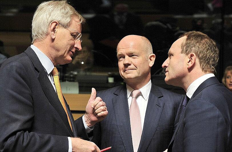 Der britische Außenminister William Hague (Mitte): "Ich werde mich dafür einsetzen, dass Sanktionen die Antwort auf das Verhalten Russlands sind". Hier im Gespräch in Luxemburg mit Schwedens Außenminister Carl Bildt (l.) und seinem dänischen Amtskollegen Martin Lidegaard (r).