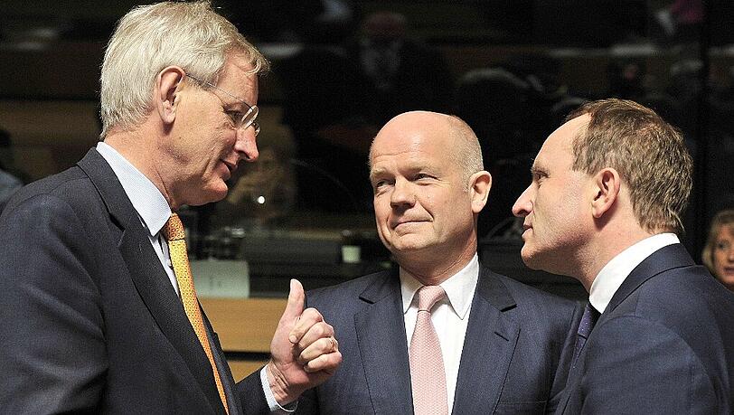 Der britische Außenminister William Hague (Mitte): "Ich werde mich dafür einsetzen, dass Sanktionen die Antwort auf das Verhalten Russlands sind". Hier im Gespräch in Luxemburg mit Schwedens Außenminister Carl Bildt (l.) und seinem dänischen Amtskollegen Martin Lidegaard (r). Der britische Außenminister William Hague (Mitte): "Ich werde mich dafür einsetzen, dass Sanktionen die Antwort auf das Verhalten Russlands sind". Hier im Gespräch in Luxemburg mit Schwedens Außenminister Carl Bildt (l.) und seinem dänischen Amtskollegen Martin Lidegaard (r).