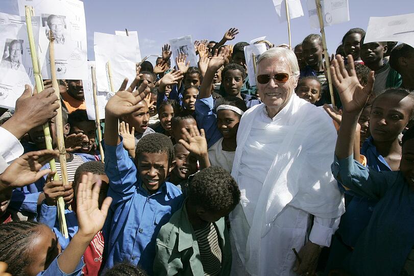 Karlheinz Böhm stirbt mit 86: Bilder aus seinem Leben.