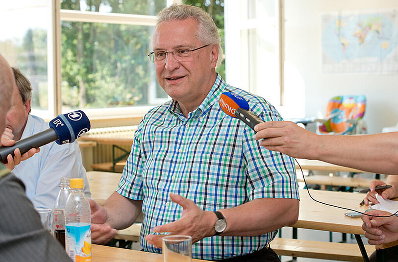 Der bayerische Innenminister Joachim Herrmann bei der Besichtigung einer geplanten Ankunfts- und Rückführungseinrichtung für Flüchtlinge in der Max-Immelmann-Kaserne in Manching.