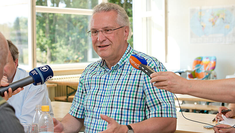 Der bayerische Innenminister Joachim Herrmann bei der Besichtigung einer geplanten Ankunfts- und Rückführungseinrichtung für Flüchtlinge in der Max-Immelmann-Kaserne in Manching. Der bayerische Innenminister Joachim Herrmann bei der Besichtigung einer geplanten Ankunfts- und Rückführungseinrichtung für Flüchtlinge in der Max-Immelmann-Kaserne in Manching.