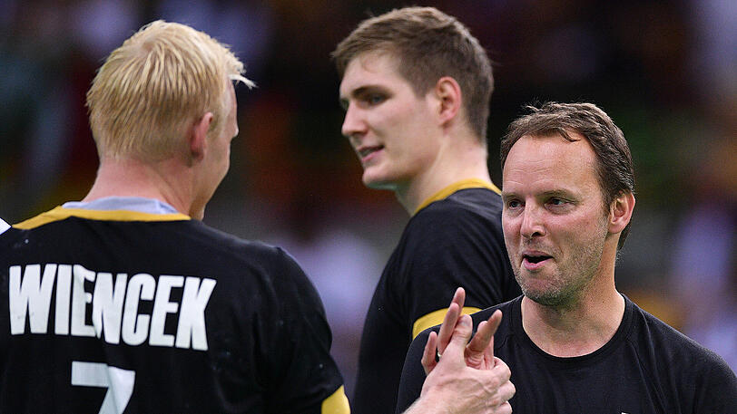 Handball-Bundestrainer Dagur Sigurdsson (rechts) will mit Blick auf die WM mit "einem weißen Blatt Papier" anfangen und sich eine ganz frische Strategie überlegen.
