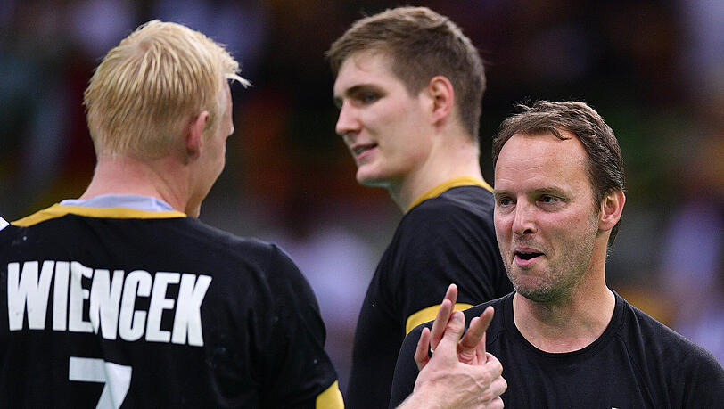 Handball-Bundestrainer Dagur Sigurdsson (rechts) will mit Blick auf die WM mit "einem weißen Blatt Papier" anfangen und sich eine ganz frische Strategie überlegen. Handball-Bundestrainer Dagur Sigurdsson (rechts) will mit Blick auf die WM mit "einem weißen Blatt Papier" anfangen und sich eine ganz frische Strategie überlegen.