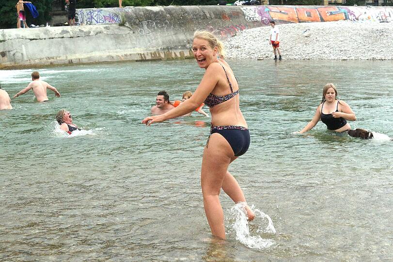 An flachen Stellen, wo es nicht gefährlich ist, fordern die Aktivisten, dass gebadet werden darf.