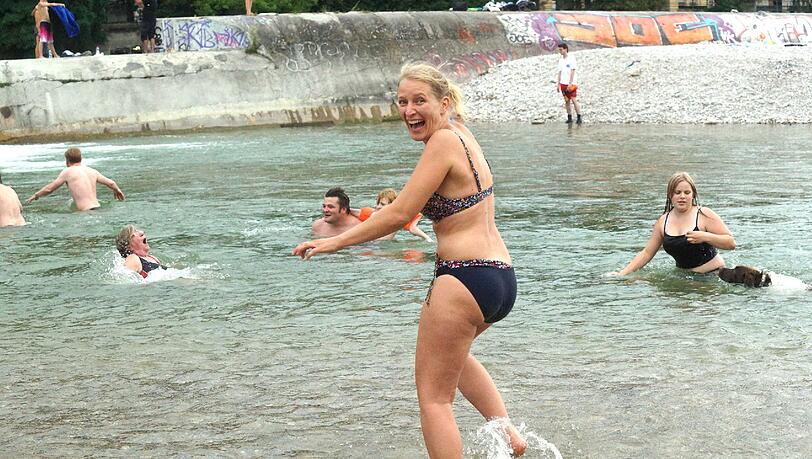 An flachen Stellen, wo es nicht gefährlich ist, fordern die Aktivisten, dass gebadet werden darf. An flachen Stellen, wo es nicht gefährlich ist, fordern die Aktivisten, dass gebadet werden darf.