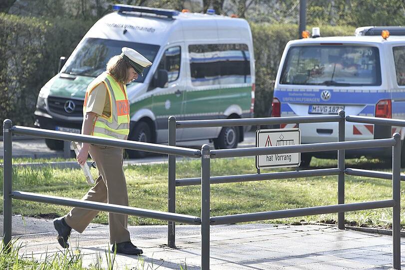 Die Tram erfasste den Fußgänger.