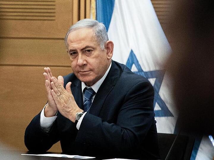 Benjamin Netanjahu hat einen Unterstützer mehr als sein oppositioneller Herausforderer Benny Gantz vom Mitte-Bündnis Blau-Weiß. Für eine Mehrheit in der Knesset reicht das aber nicht.