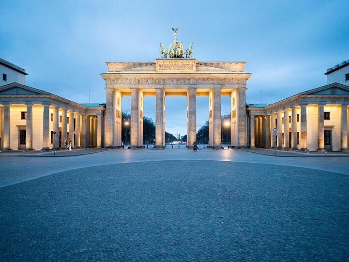 Ein menschenleerer Pariser Platz vor dem Brandenburger Tor in Berlin am Donnerstagabend.