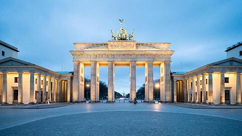 Ein menschenleerer Pariser Platz vor dem Brandenburger Tor in Berlin am Donnerstagabend.