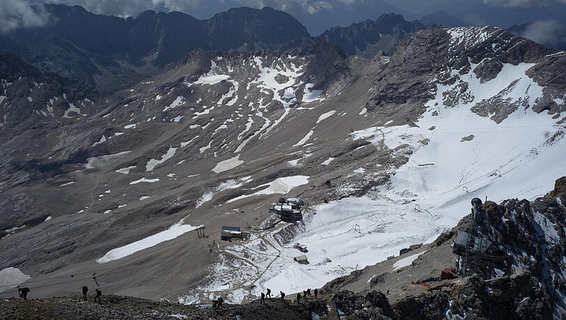 Der Schneeferner-Gletscher auf der Zugspitze. Die dortige Umweltforschungsstation, das Schneefernerhaus, liefert laut Umweltminister Thorsten Glauber (Freie Wähler) "europaweit einzigartige Erkenntnisse" für die Klimaforschung. Die Frage aber ist: wie lange noch?
